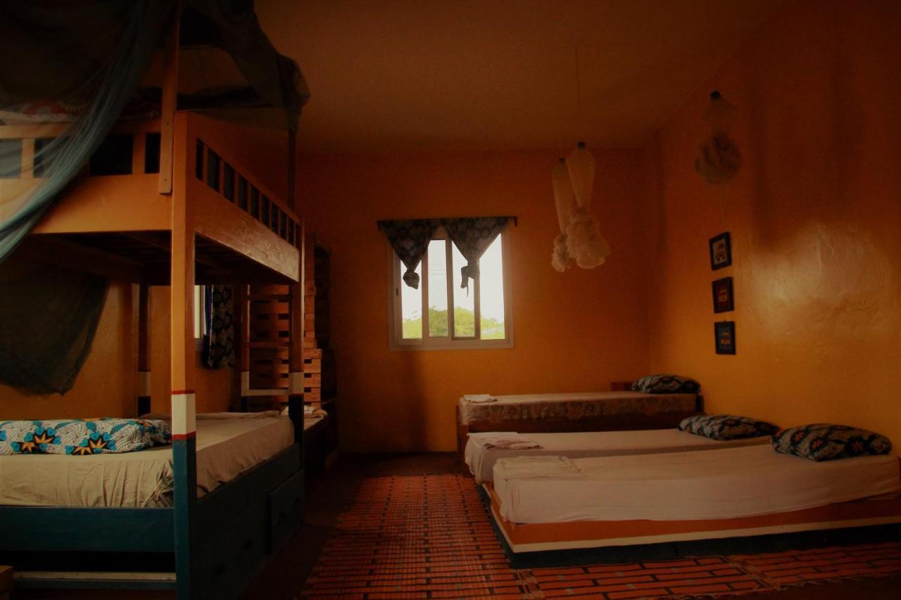 Begue Pokai Hostel Toubab Dialaw Exterior photo
